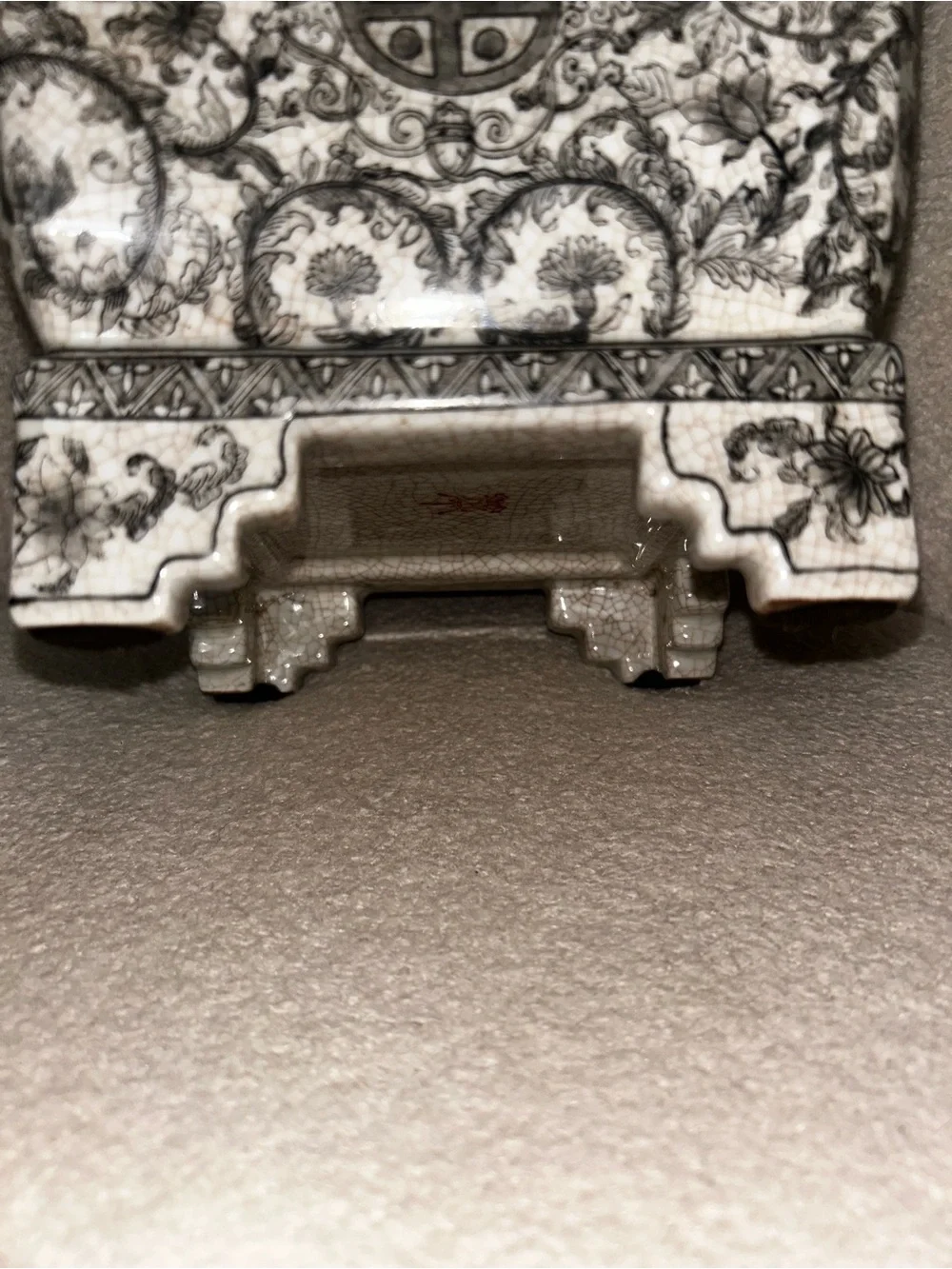 United Wilson JUWC 1897 Crest & Floral Scrollwork Square Footed Cachepot – Chin